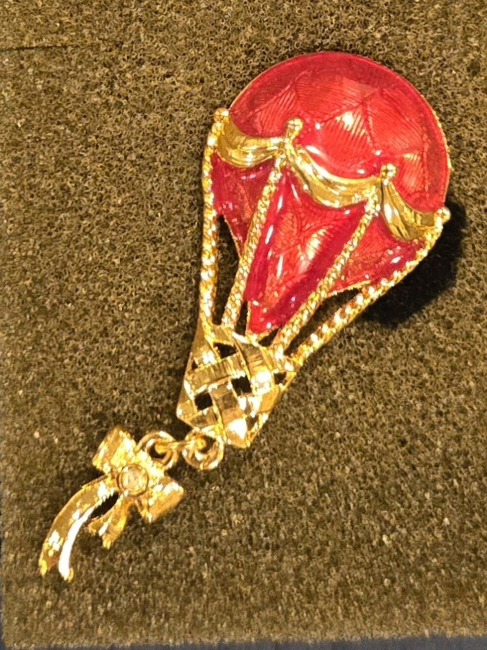 Avon "Winds of Charm" Red Enamel & Gold Hot Air Balloon Pin Vintage jewelry NIB